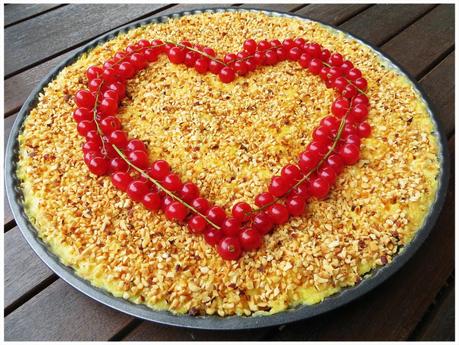 Cheesecake di San Valentino - con crema pasticcera, granella di nocciole e cuore di ribes rossi!