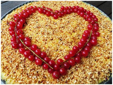 Cheesecake di San Valentino - con crema pasticcera, granella di nocciole e cuore di ribes rossi!