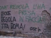 "rione regola tifa roma!" l'ha presa faccia" cronache ordinari deliri barbari. cosa aspettiamo mettere manette deturpa edifici storici centro roma?