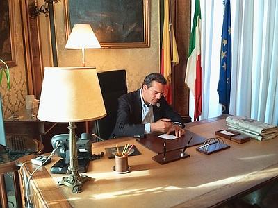 il sindaco de magistris nel suo studio