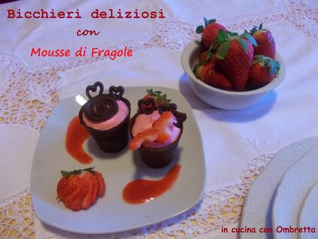 Bicchieri deliziosi con mousse di fragola