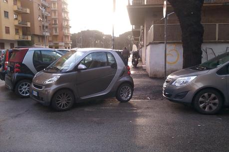 Quartiere Espero. La mia zona è tutta completamente recintata di auto e io non posso uscire di casa. Aiuto.