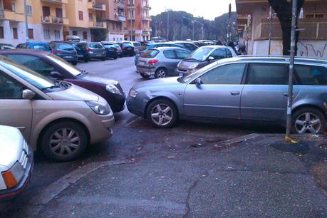 Quartiere Espero. La mia zona è tutta completamente recintata di auto e io non posso uscire di casa. Aiuto.