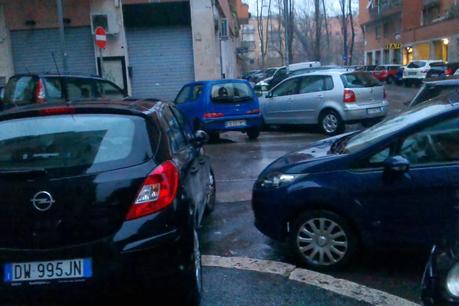 Quartiere Espero. La mia zona è tutta completamente recintata di auto e io non posso uscire di casa. Aiuto.