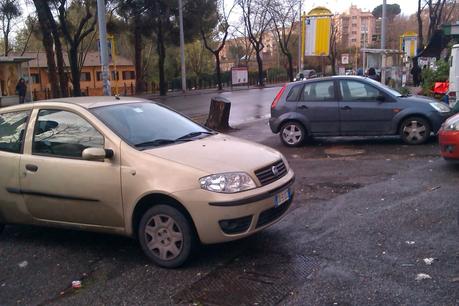 Quartiere Espero. La mia zona è tutta completamente recintata di auto e io non posso uscire di casa. Aiuto.