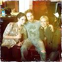 Sarah Michelle Gellar si riunisce con due star di Buffy dal set di “The Crazy Ones”