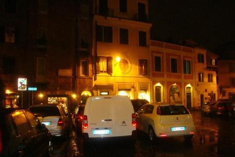 MERAVIGLIOSE PIAZZETTE MEDIEVALI NEL CUORE DI ROMA? VALORIZZIAMOLE CON UN PO' DI SOSTA SELVAGGIA! LE RACCAPRICCIANTI IMMAGINI DEL DELIRIO DI LAMIERE IN PIAZZA SAN GIOVANNI DELLA MALVA, A TRASTEVERE