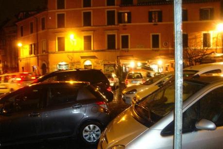 MERAVIGLIOSE PIAZZETTE MEDIEVALI NEL CUORE DI ROMA? VALORIZZIAMOLE CON UN PO' DI SOSTA SELVAGGIA! LE RACCAPRICCIANTI IMMAGINI DEL DELIRIO DI LAMIERE IN PIAZZA SAN GIOVANNI DELLA MALVA, A TRASTEVERE