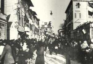 Viareggio - La via Regia durante un corso mascherato - sullo sfondo un carro riproducente la Torre Matilde - Foto tratta da Nuova Viareggio Ieri N. 1 febbraio 1992