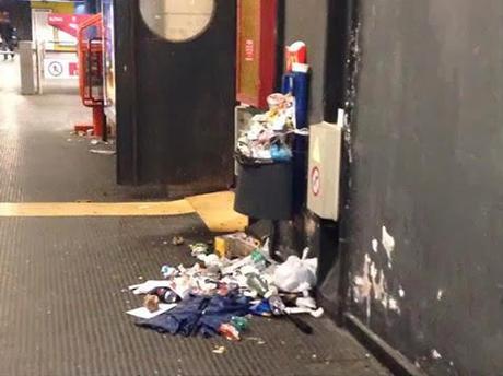 Le stazioni della metropolitana affogano sotto la spazzatura. Qui un po' di foto, mandatecene altre...