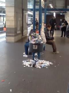 Le stazioni della metropolitana affogano sotto la spazzatura. Qui un po' di foto, mandatecene altre...