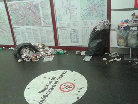 Le stazioni della metropolitana affogano sotto la spazzatura. Qui un po' di foto, mandatecene altre...