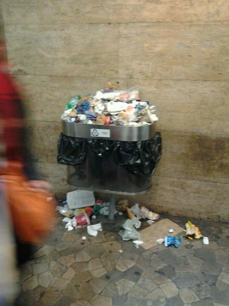 Le stazioni della metropolitana affogano sotto la spazzatura. Qui un po' di foto, mandatecene altre...