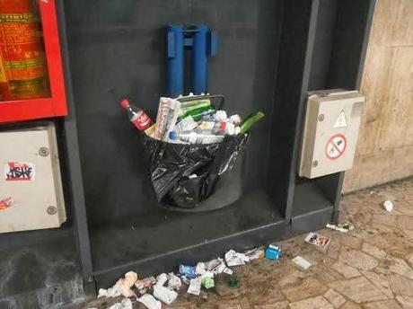 Le stazioni della metropolitana affogano sotto la spazzatura. Qui un po' di foto, mandatecene altre...
