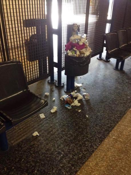 Le stazioni della metropolitana affogano sotto la spazzatura. Qui un po' di foto, mandatecene altre...