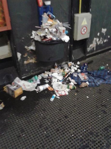Le stazioni della metropolitana affogano sotto la spazzatura. Qui un po' di foto, mandatecene altre...