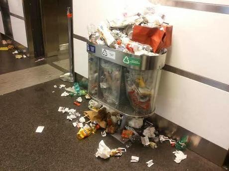 Le stazioni della metropolitana affogano sotto la spazzatura. Qui un po' di foto, mandatecene altre...