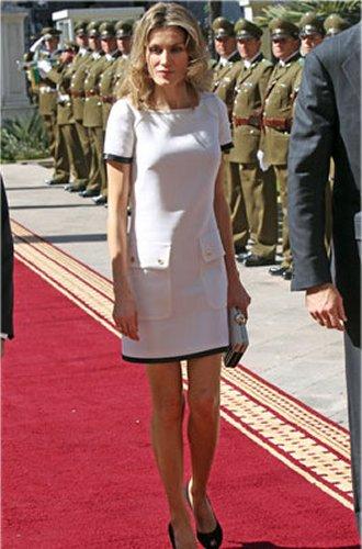 Il vestito troppo corto di Letizia di Spagna, all'inaugurazione della sede di EFE