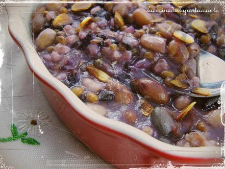 Zuppa di legumi e orzo con carote nere e scalogno