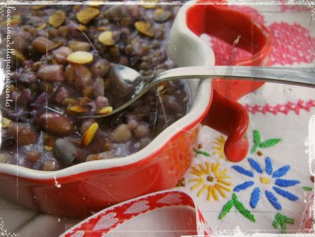 Zuppa di legumi e orzo con carote nere e scalogno