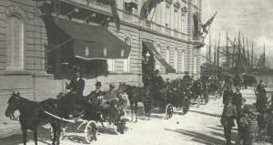 Viareggio - Carnevale 1911 - Carrozze al corso dei fiori sul viale Manin davanti all'Hotel Regina - Foto tratta da Nuova Viareggio Ieri N. 1 febbraio 1992