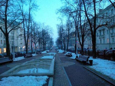 Minsk è la capitale di uno dei paesi più poveri del centro Europa, la Bielorussia. Eppure è messa molto meglio di noi. Perché?