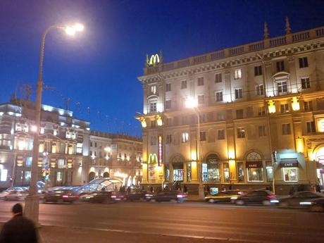 Minsk è la capitale di uno dei paesi più poveri del centro Europa, la Bielorussia. Eppure è messa molto meglio di noi. Perché?