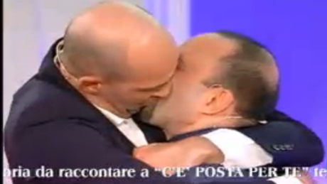 C’è Posta per Te sdogana l’amore gay con Laura Pausini, puntata epica: video