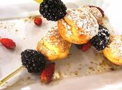 Spiedini profiterole chantilly caramello fragole.