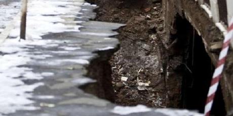 Napoli - Pericolo scampato per crollo improvviso di una strada