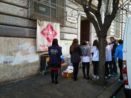 E gli studenti si presentano a scuola col pennello. Sì, ma sta volta per pulirla. Evviva Retake Roma, iniziativa straordinaria perché questi ragazzi ci penseranno mille volte prima di offendere la loro città