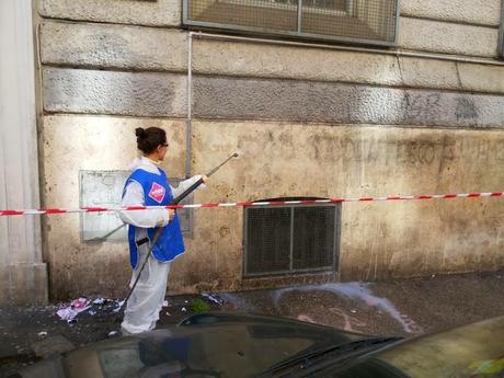 E gli studenti si presentano a scuola col pennello. Sì, ma sta volta per pulirla. Evviva Retake Roma, iniziativa straordinaria perché questi ragazzi ci penseranno mille volte prima di offendere la loro città