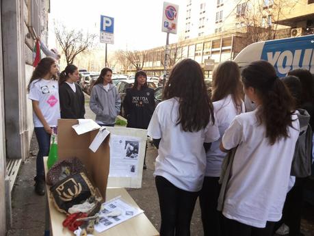 E gli studenti si presentano a scuola col pennello. Sì, ma sta volta per pulirla. Evviva Retake Roma, iniziativa straordinaria perché questi ragazzi ci penseranno mille volte prima di offendere la loro città