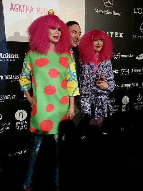 Nel front-row di Agatha Ruiz de la Prada, sua figlia Cósima Ramirez, con una grande parrucca fucsia