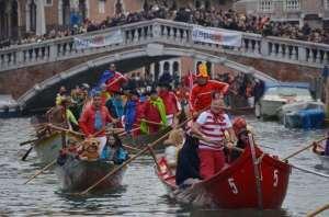 le 100 barche ed una “Pantegana” aprono il Carnevale 2014