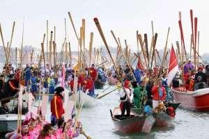 le 100 barche ed una “Pantegana” aprono il Carnevale 2014