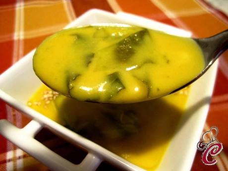 Crema di sedano rapa allo zafferano con alga wakame: i sapori delicati che si solleticano in un piatto travolgente