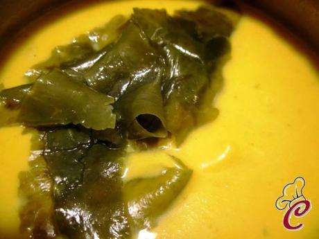 Crema di sedano rapa allo zafferano con alga wakame: i sapori delicati che si solleticano in un piatto travolgente