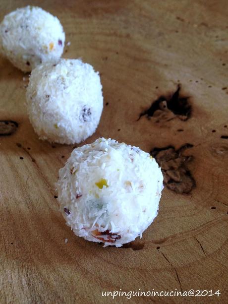 Tartufi di ricotta, cocco, cioccolato bianco e pistacchi