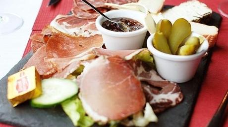 Planche-mixte-charcuterie-et-fromages-corses-servi-avec-de-la-confiture-de-figue-et-noix