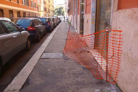 LO SAPEVATE? A ROMA LE STRADE NON SI RIPARANO PIU'! CE SE METTE 'NA PECETTA, UN BEL POLLAIO ARANCIONE ATTORNO, E SI VA AVANTI COSI' PER MESI E MESI... E ANNI!