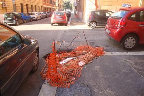 LO SAPEVATE? A ROMA LE STRADE NON SI RIPARANO PIU'! CE SE METTE 'NA PECETTA, UN BEL POLLAIO ARANCIONE ATTORNO, E SI VA AVANTI COSI' PER MESI E MESI... E ANNI!