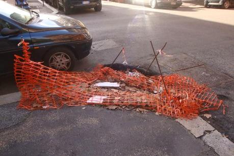 LO SAPEVATE? A ROMA LE STRADE NON SI RIPARANO PIU'! CE SE METTE 'NA PECETTA, UN BEL POLLAIO ARANCIONE ATTORNO, E SI VA AVANTI COSI' PER MESI E MESI... E ANNI!