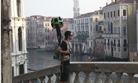 Un membro del team di Maps di Google a Venezia per Street View. Fotografia: Google