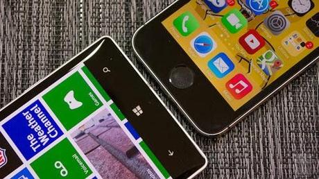 A confronto i due grandi Nokia Lumia Icon e iPhone 5s | video esaustivo