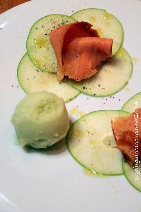 Salmone affumicato con carpaccio e sorbetto alla mela verde