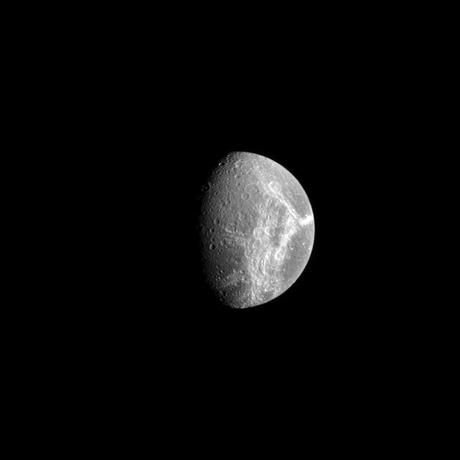 Un'immagine di Dione del 2008 scattata da Cassini. Crediti: NASA/JPL/Space Science Institute 