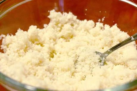 preparazione del cous cous crudo di cavolfiore