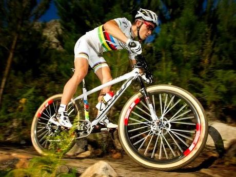 Il campione di mtb Nino Schurter correrà anche su strada