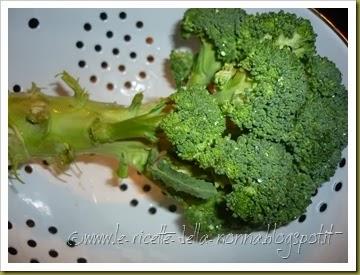 Spaghetti con broccoli, panna e mandorle salate (1)